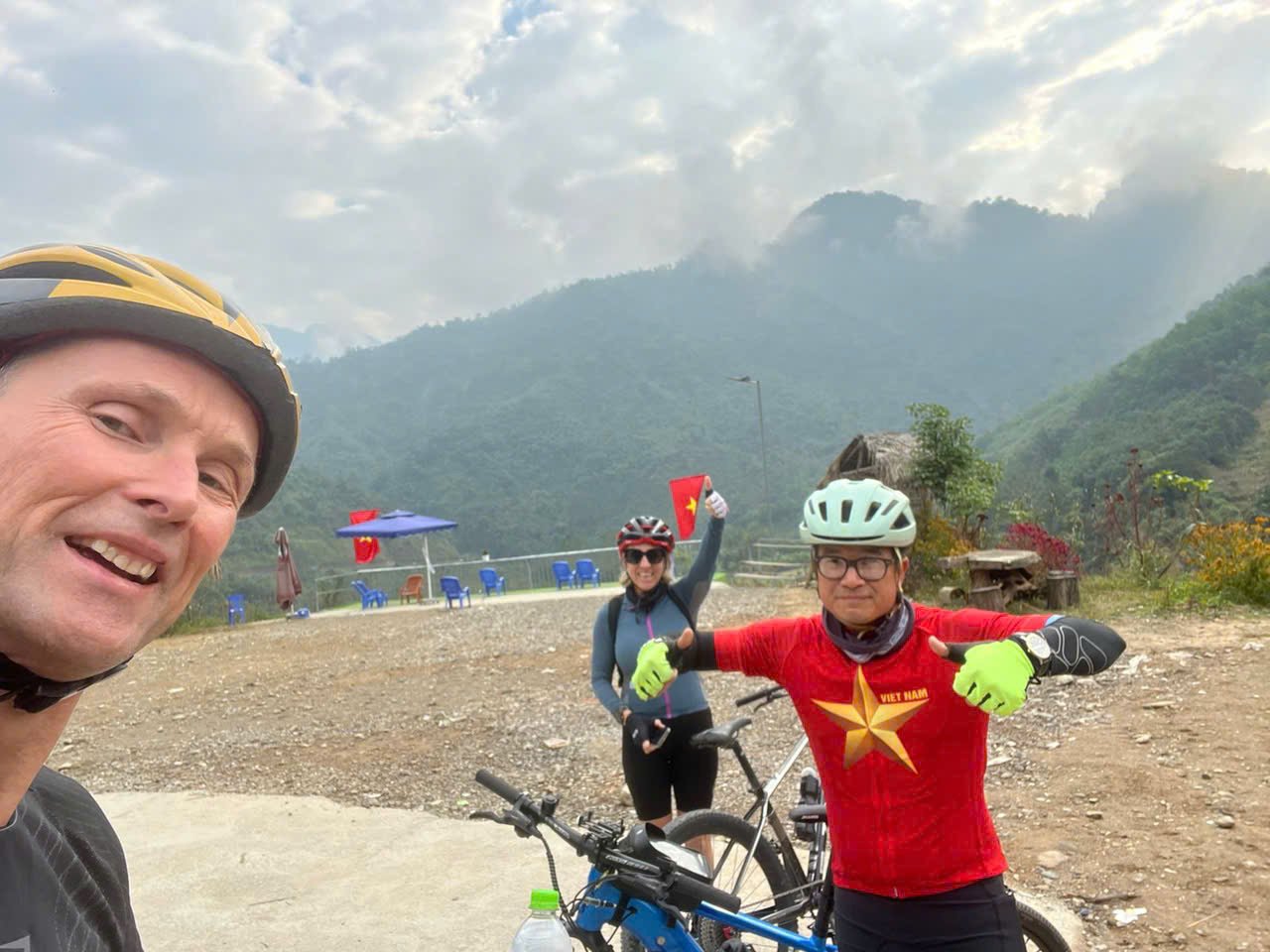 Cicloturismo Vietnam Nord: L'Avventura Suprema tra Montagne e Culture Millenarie